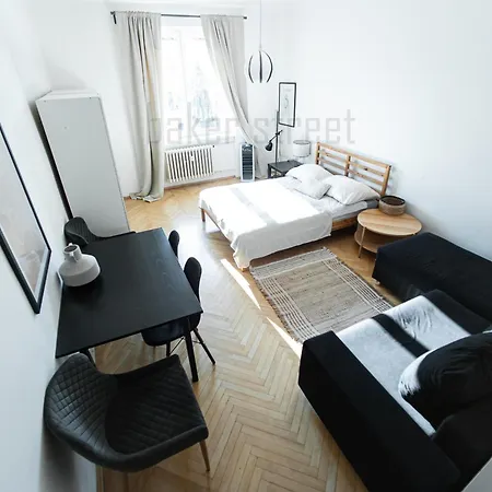 One Bedroom Close To Castle アパート プラハ