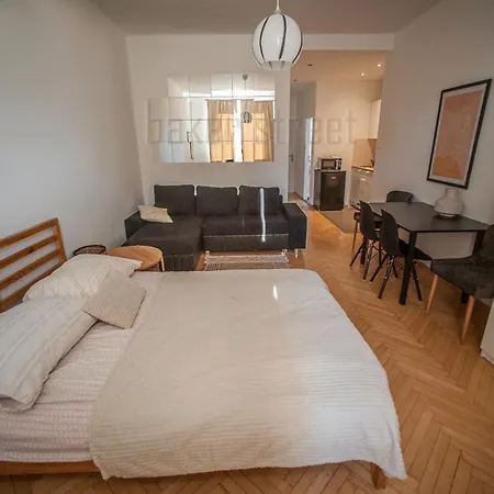 One Bedroom Close To Castle *