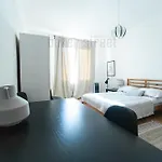 One Bedroom Close To Castle Apartment