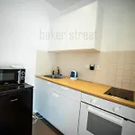 One Bedroom Close To Castle Apartment *