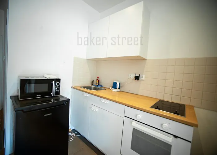 One Bedroom Close To Castle Апартаменты *